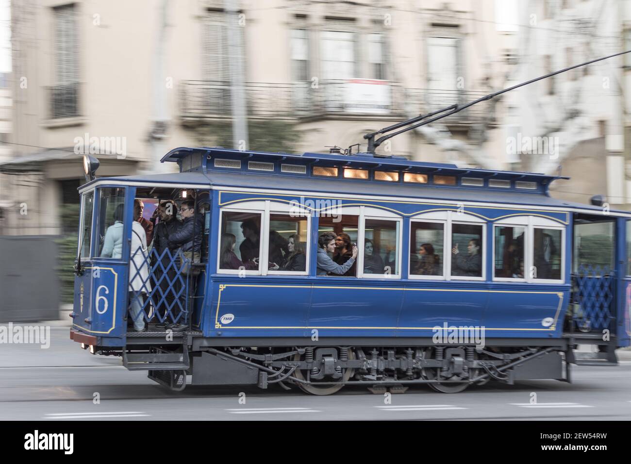 Il tram blu di Barcellona porta i passeggeri in giro per la città Foto Stock