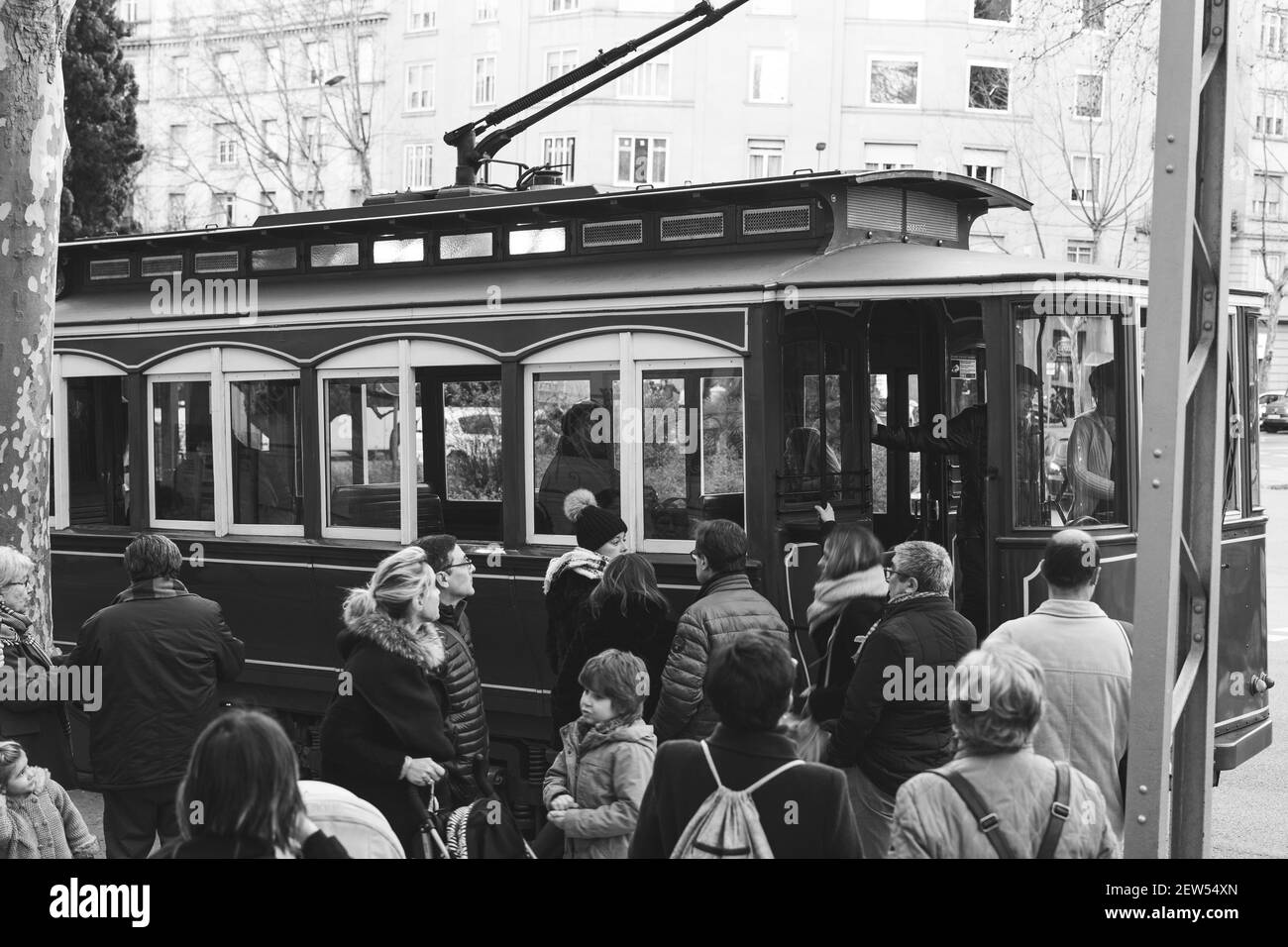 Il famoso tram blu di Barcellona che fa una delle sue ultime gite Foto Stock