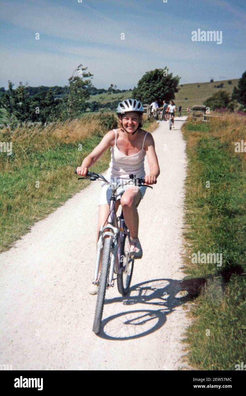 Teresa Cornell concorrente nel Transplant Games, in bicicletta nella zona di Stoke copia Pix David Sandison Foto Stock