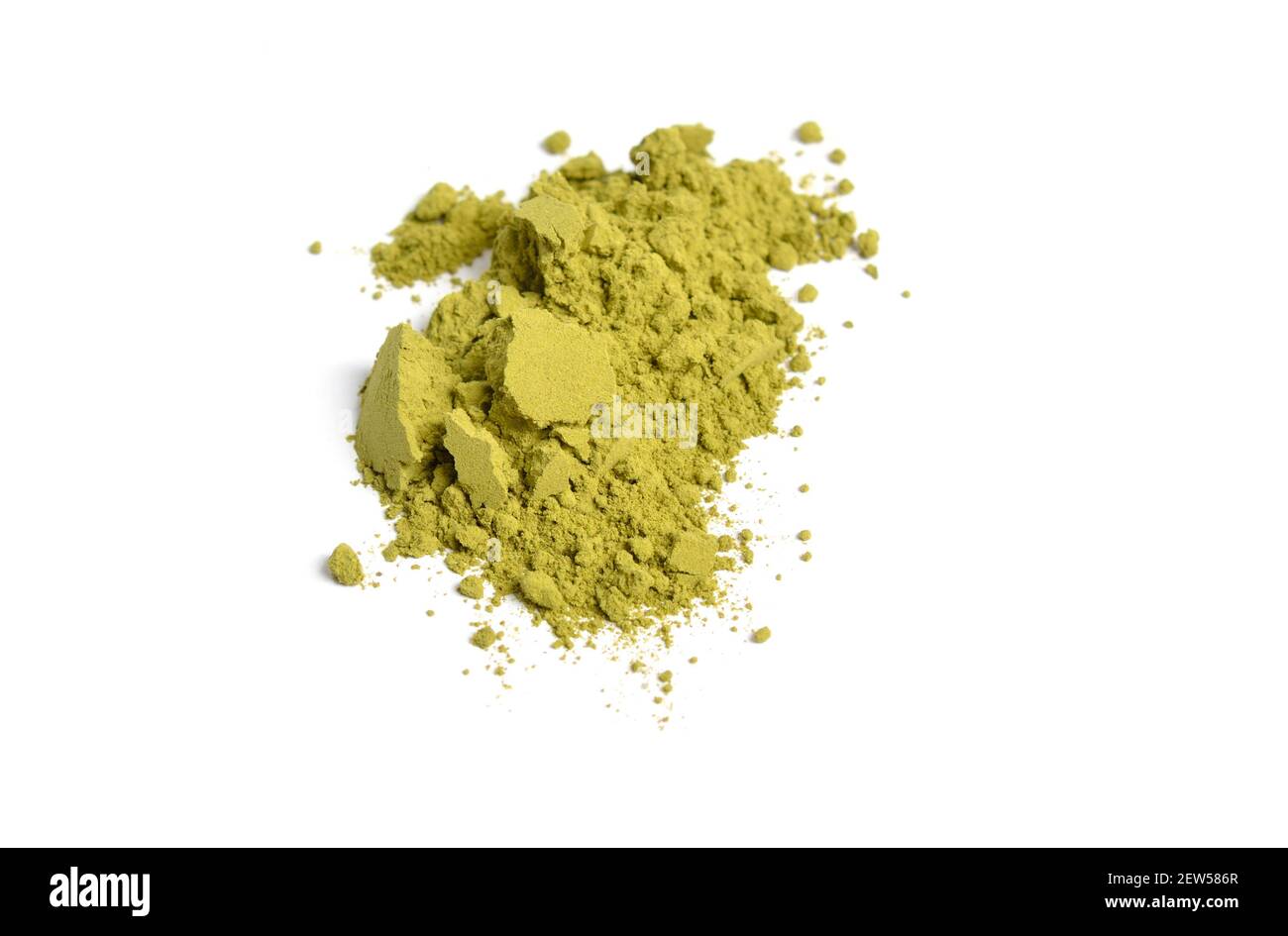 Matcha è polvere finemente macinata di foglie di tè verde coltivate e lavorate, tradizionalmente consumate nell'Asia orientale. Foto Stock