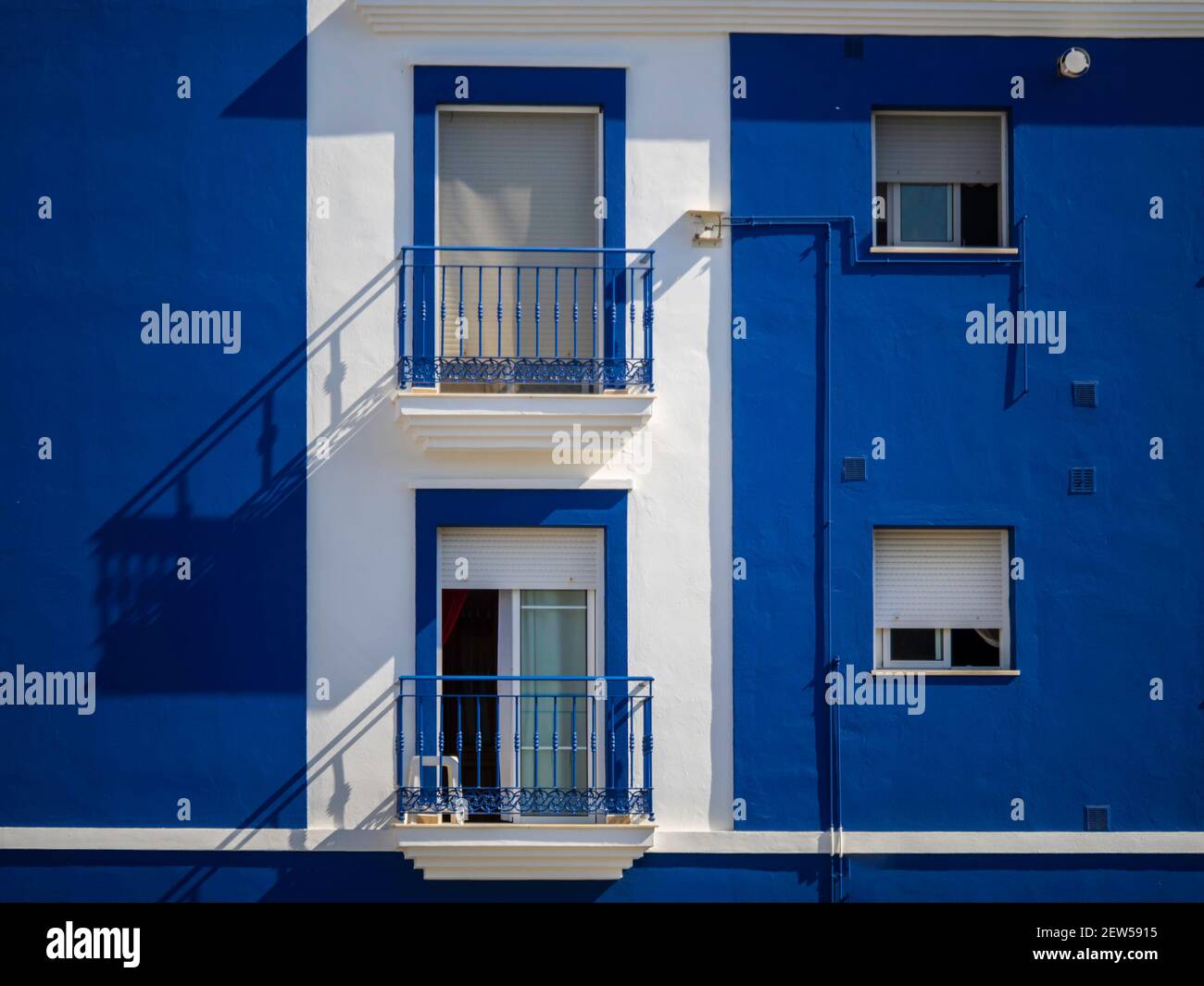 Facciata blu di un edificio residenziale con finestre bianche Foto Stock
