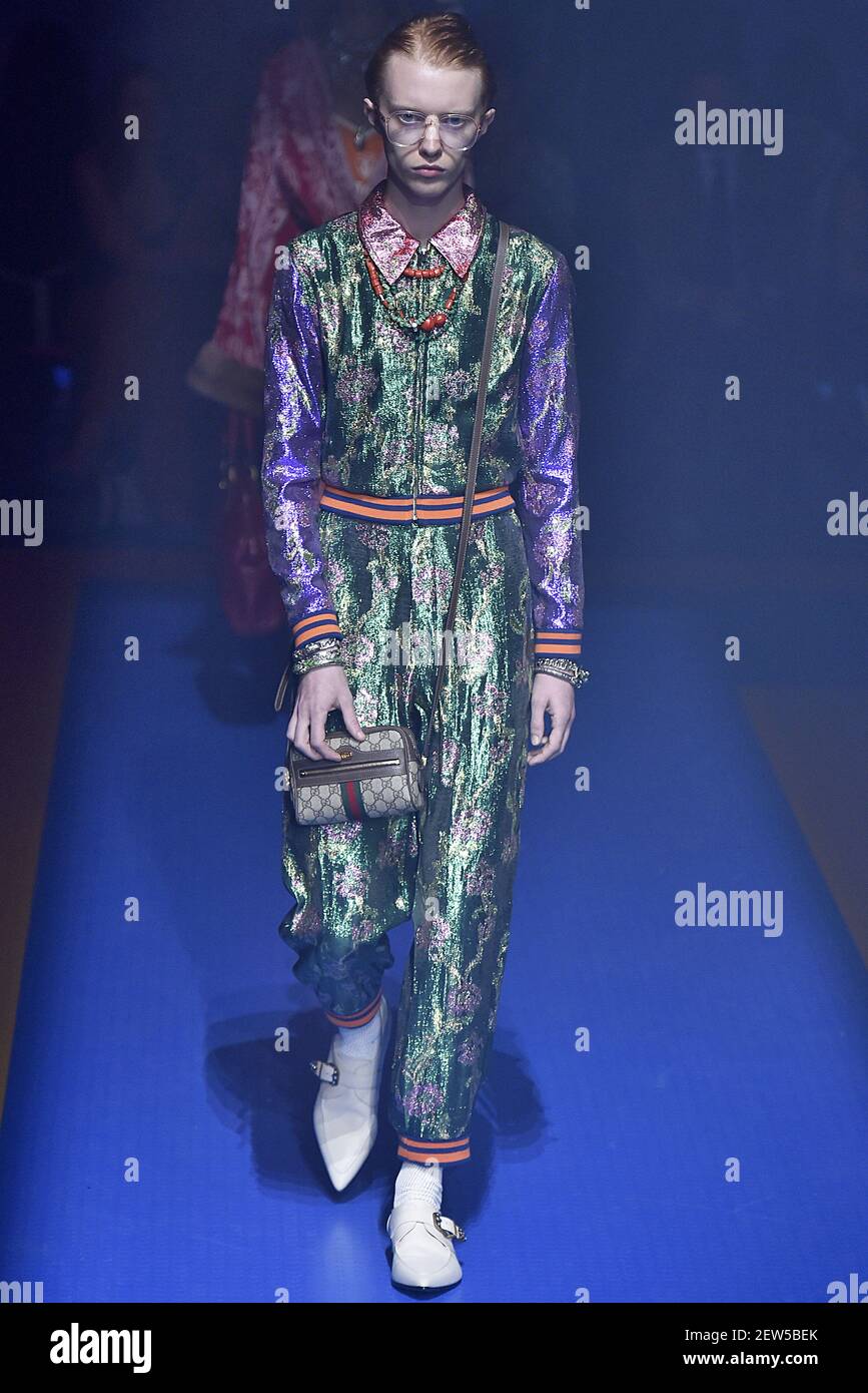 Model Oliver Hayes cammina sulla pista durante il Gucci Fashion Show  durante la settimana della Moda di Milano Primavera Estate 2018 che si  tiene a Milano il 20 settembre 2017. (Foto di