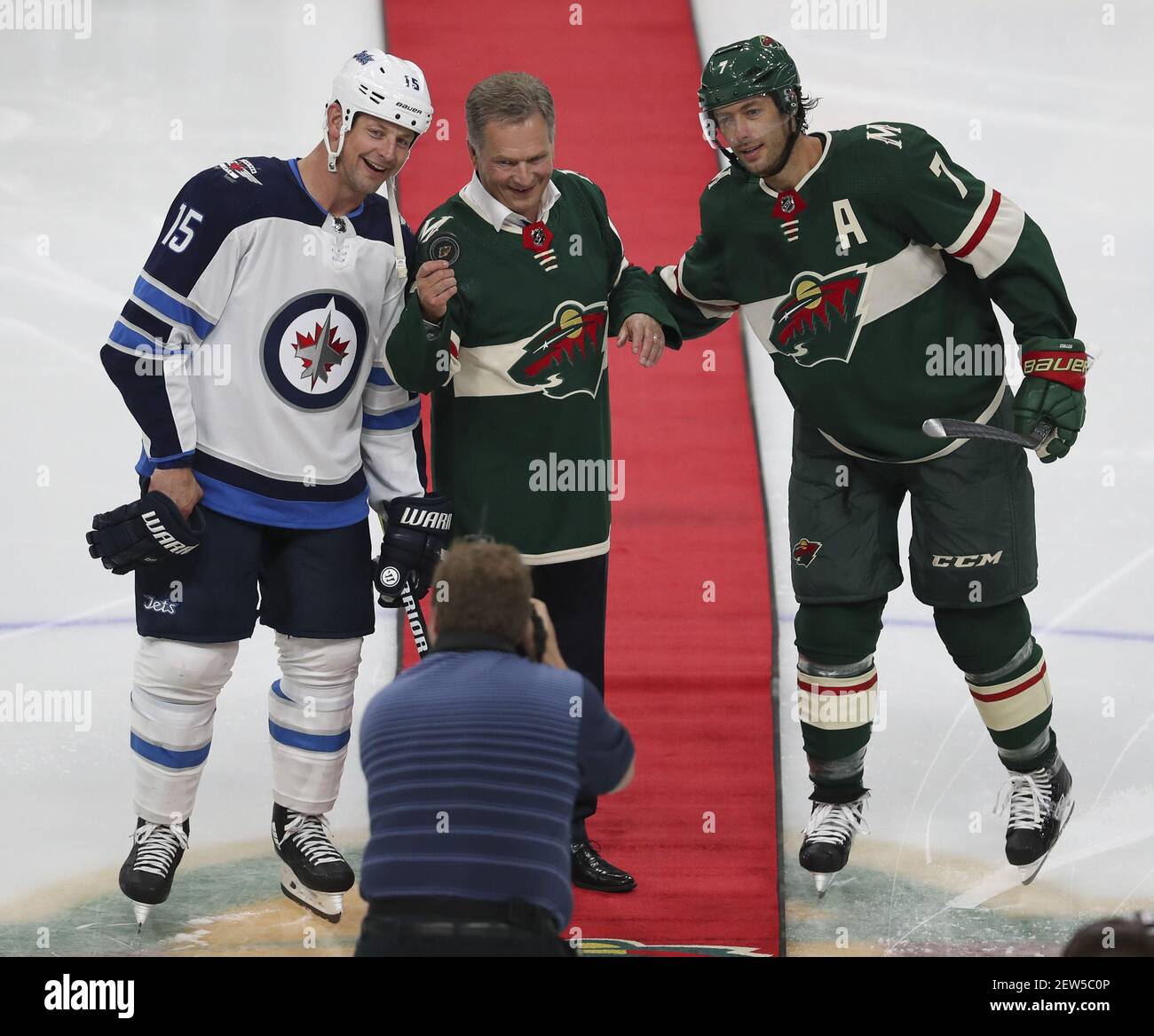 Il presidente finlandese Sauli Niinisto, al centro, si pone per una foto dopo aver partecipato ad una cerimonia di lancio del disco con Matt Hendricks dei Winnipeg Jets, a sinistra, E il Minnesota Wild's Matt Cullen prima di una partita preseason giovedì 21 settembre 2017, all'Xcel Energy Center di St. Paul, Minn. (Foto di Jeff Wheeler/Minneapolis Star Tribune/TNS/Sipa USA) Foto Stock