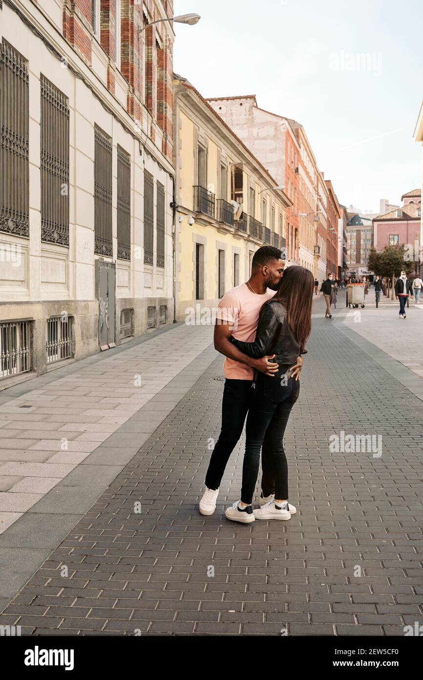 Giovani Coppia Di Fidanzati Innamorati Che Camminano in CittÃ