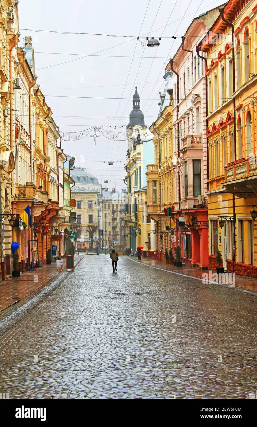 Via Kobylianska a Chernivtsi, Ucraina nel tempo piovoso Foto Stock