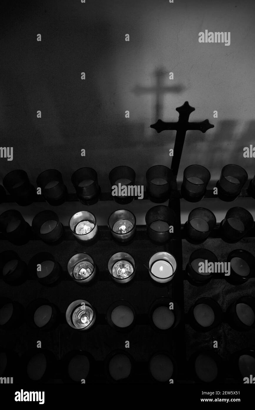 Candele illuminate dai visitatori dell'azienda vinicola Castello di Amorosa che si sono fermati a pregare nella piccola cappella dell'azienda a Calistoga, California. Foto Stock