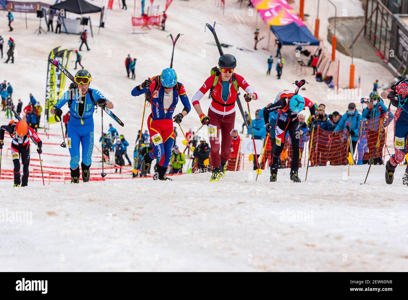 Arinsal, Andorra : 2021 Marzo 2 : sciatori nel Campionato ISMF WC Comapedrosa Andorra 2021 U18 Foto Stock