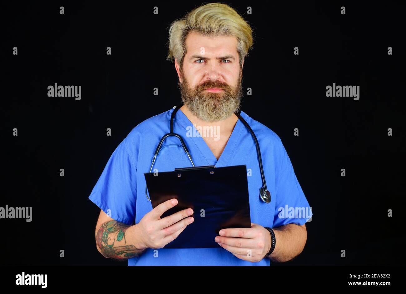 Medico con appunti. Medico maschile in uniforme medica con documenti. Concetto di sanità e medicina. Foto Stock