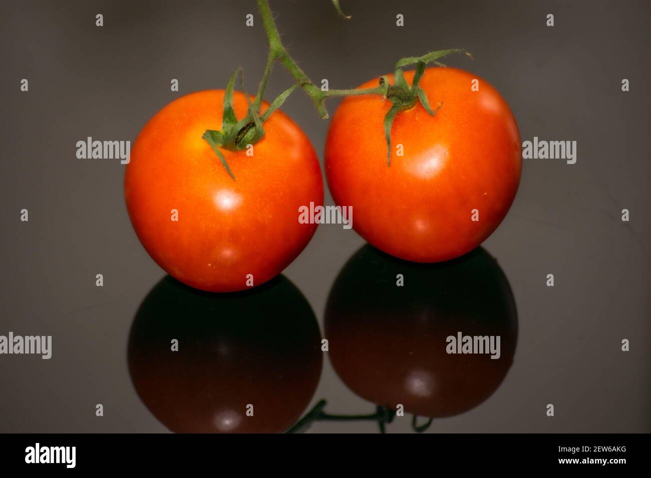 Coppia di pomodori, due pomodori rossi verdure Foto Stock