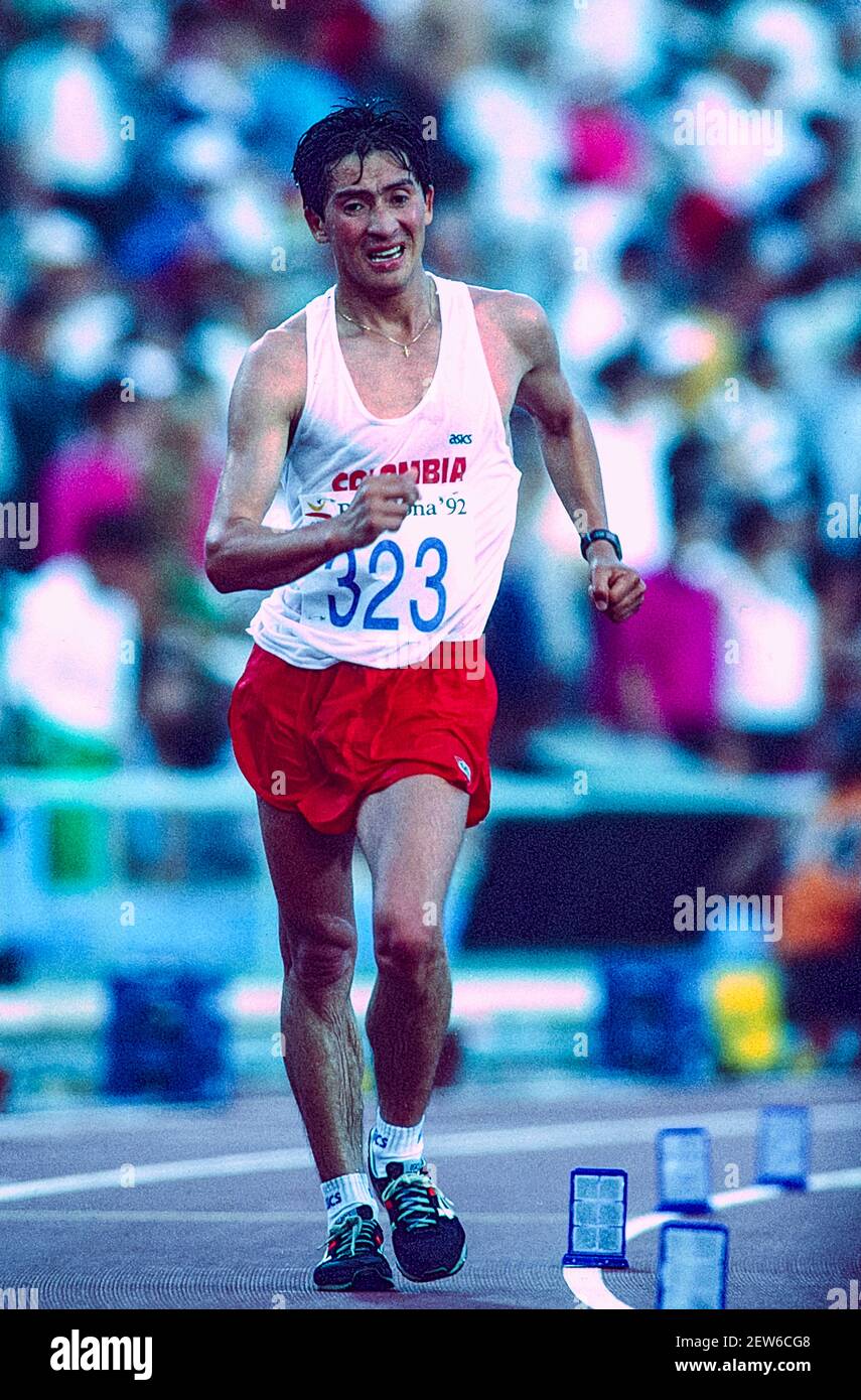 Héctor Moreno (COL) in gara nella passeggiata maschile di 20 chilometri ai Giochi Olimpici estivi 1992. Foto Stock