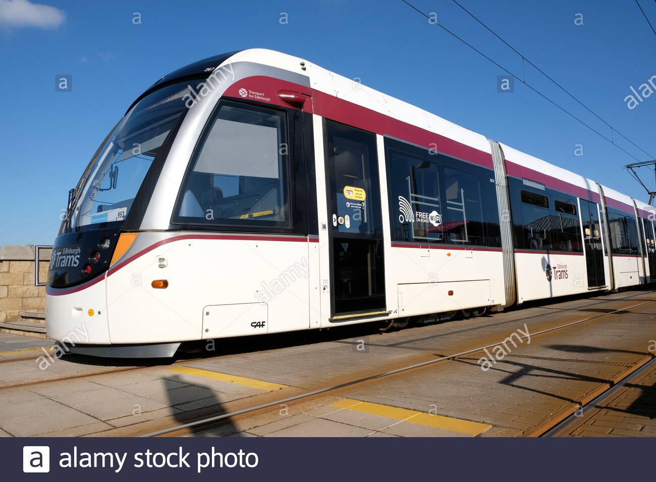 Tram alla fermata del tram Murrayfield Stadium, Edimburgo, Scozia Foto Stock