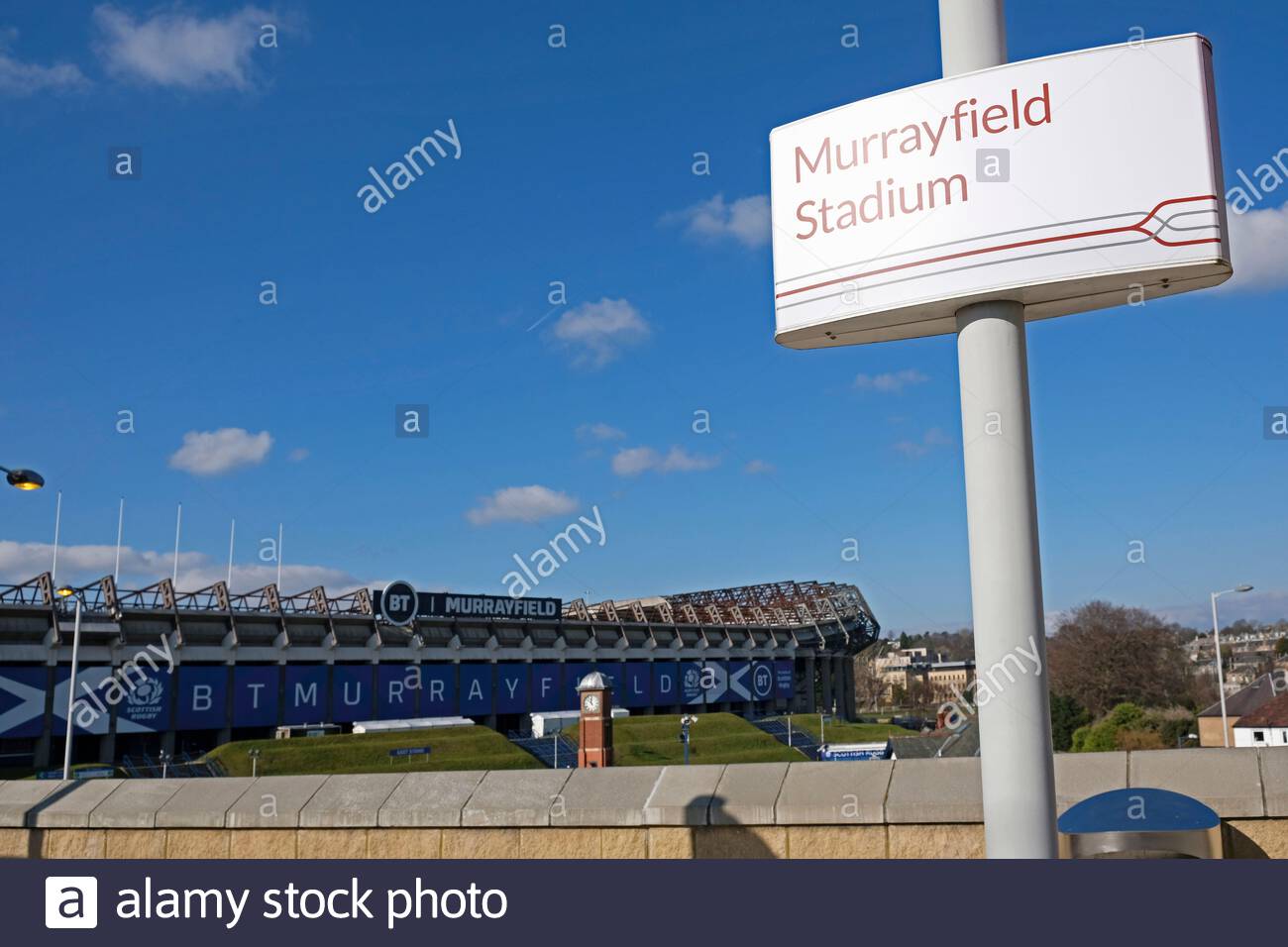 Fermata del tram del Murrayfield Stadium con vista sullo stadio di rugby di Murrayfield, Edimburgo, Scozia Foto Stock