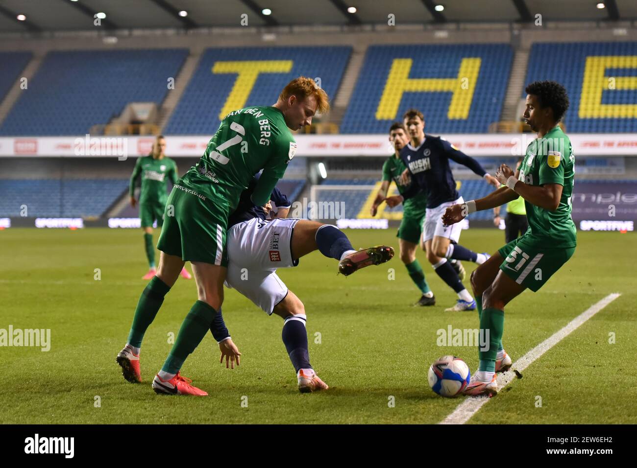 LONDRA, INGHILTERRA. IL 2 MARZO Mason Bennett of Millwall combatte per il possesso con Sepp van den Berg(2) e Scott Sinclair(31) di Preston North End durante la partita del campionato Sky Bet tra Millwall e Preston North End al Den, Londra, martedì 2 marzo 2021. (Credit: Ivan Yordanov | MI News) Credit: MI News & Sport /Alamy Live News Foto Stock