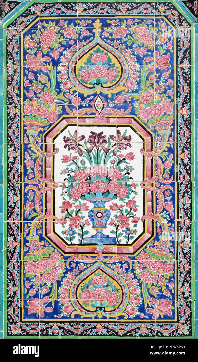 Opere d'arte murali di piastrelle della moschea di Nasir-ol-molk ("moschea rosa") costruita durante la dinastia Qajar. Shiraz, Iran. Foto Stock