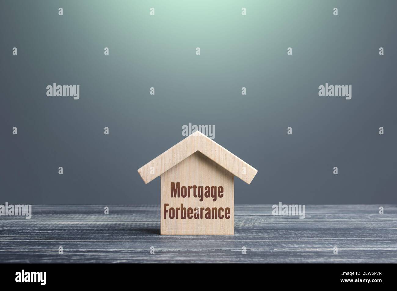 Casa di legno figurine con iscrizione ipoteca forbearance. Gli accordi del mutuatario e del prestatore riducono o sospendono i pagamenti di prestito ipotecario per il periodo di tim Foto Stock