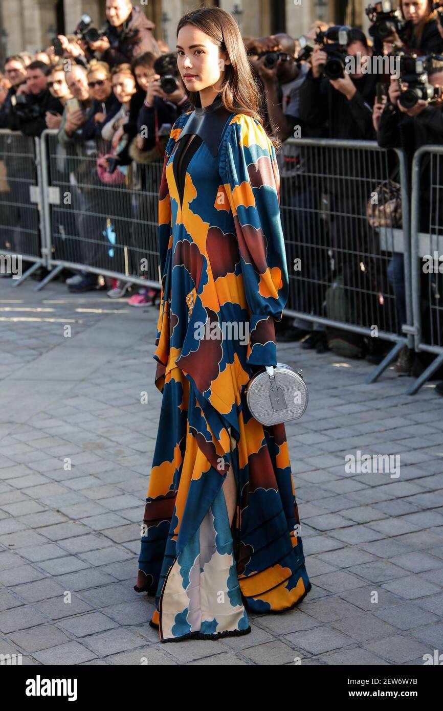 Urassaya Sperbund partecipa allo spettacolo estivo di primavera Louis  Vuitton 2018 il 03 ottobre 2017 al Musée du Louvre di Parigi, Francia.  (Foto di Lyvans Boolaky/imageSPACE Foto stock - Alamy