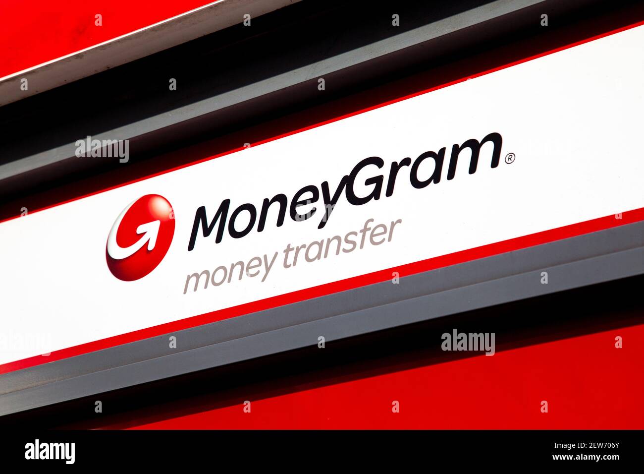 Firma per MoneyGram sul fronte di un negozio - società internazionale di trasferimento di denaro, Londra, Regno Unito Foto Stock