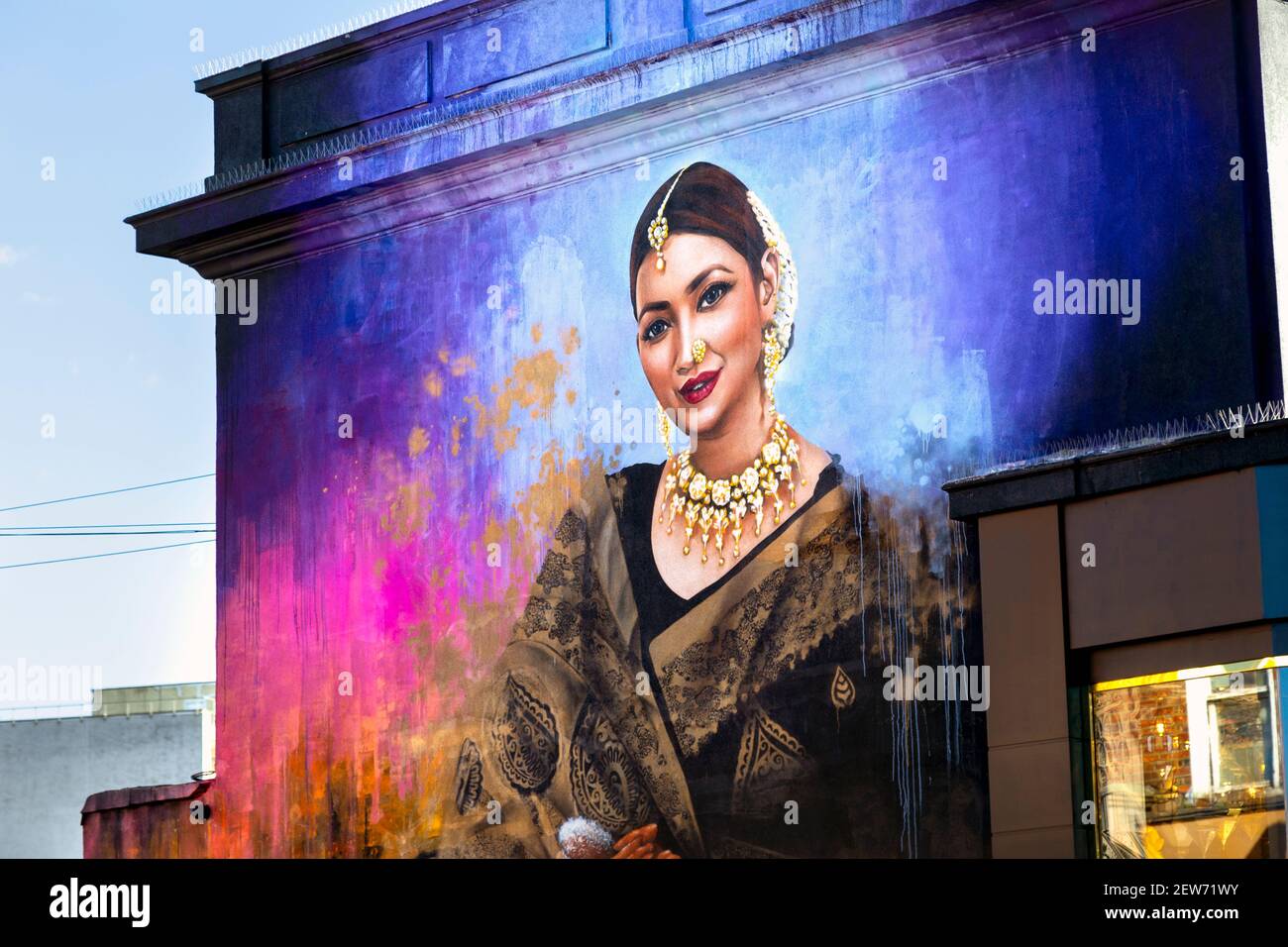 Murale di una donna indiana in tradizione; abbigliamento e gioielli in Upton Park, Londra, Regno Unito Foto Stock