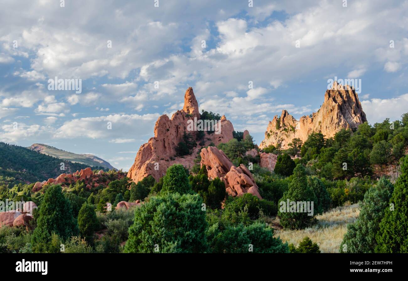 Formazioni rocciose panoramiche al Garden of the Gods, Colorado. Splendide vette naturali di montagna. Destinazione di viaggio con escursioni ricreative, Foto Stock