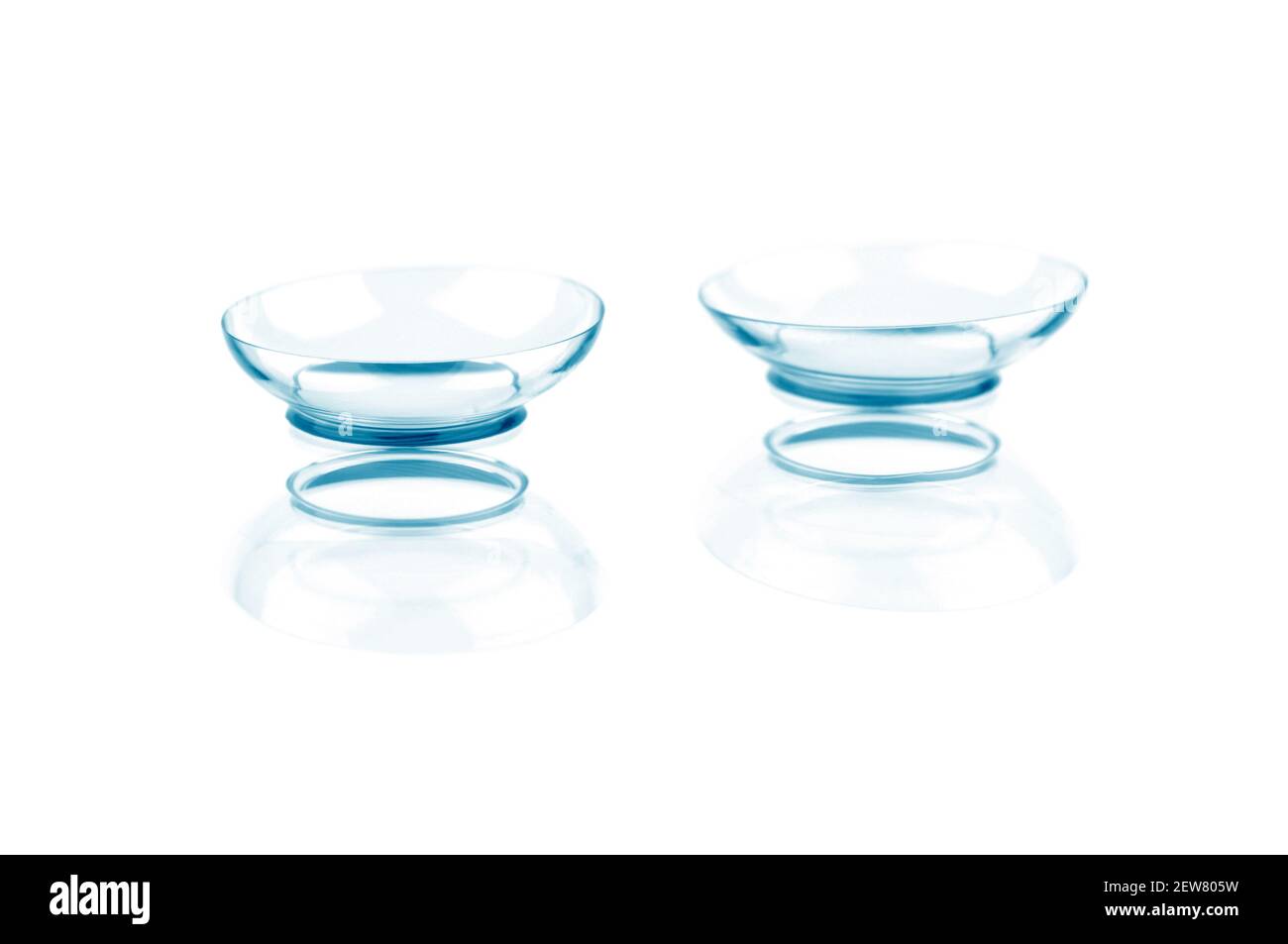 Lenti a contatto con riflessi, isolate su sfondo bianco Foto Stock