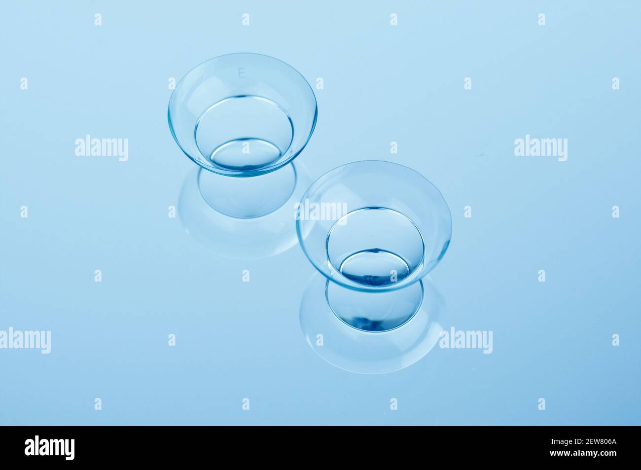 Lenti a contatto su sfondo blu. Lenti a contatto perfettamente ritoccate su sfondo blu. Foto Stock