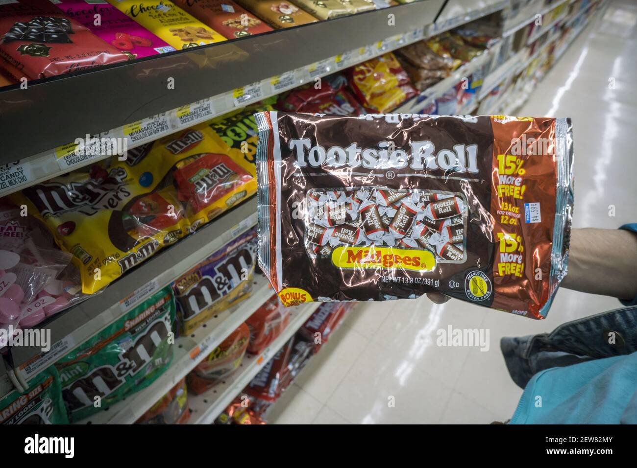Un acquirente sceglie una borsa di caramelle Tootsie Roll in un negozio a  New York venerdì 20 ottobre 2017. La gestione di capitale di punto di abete  rosso è riportata per essere