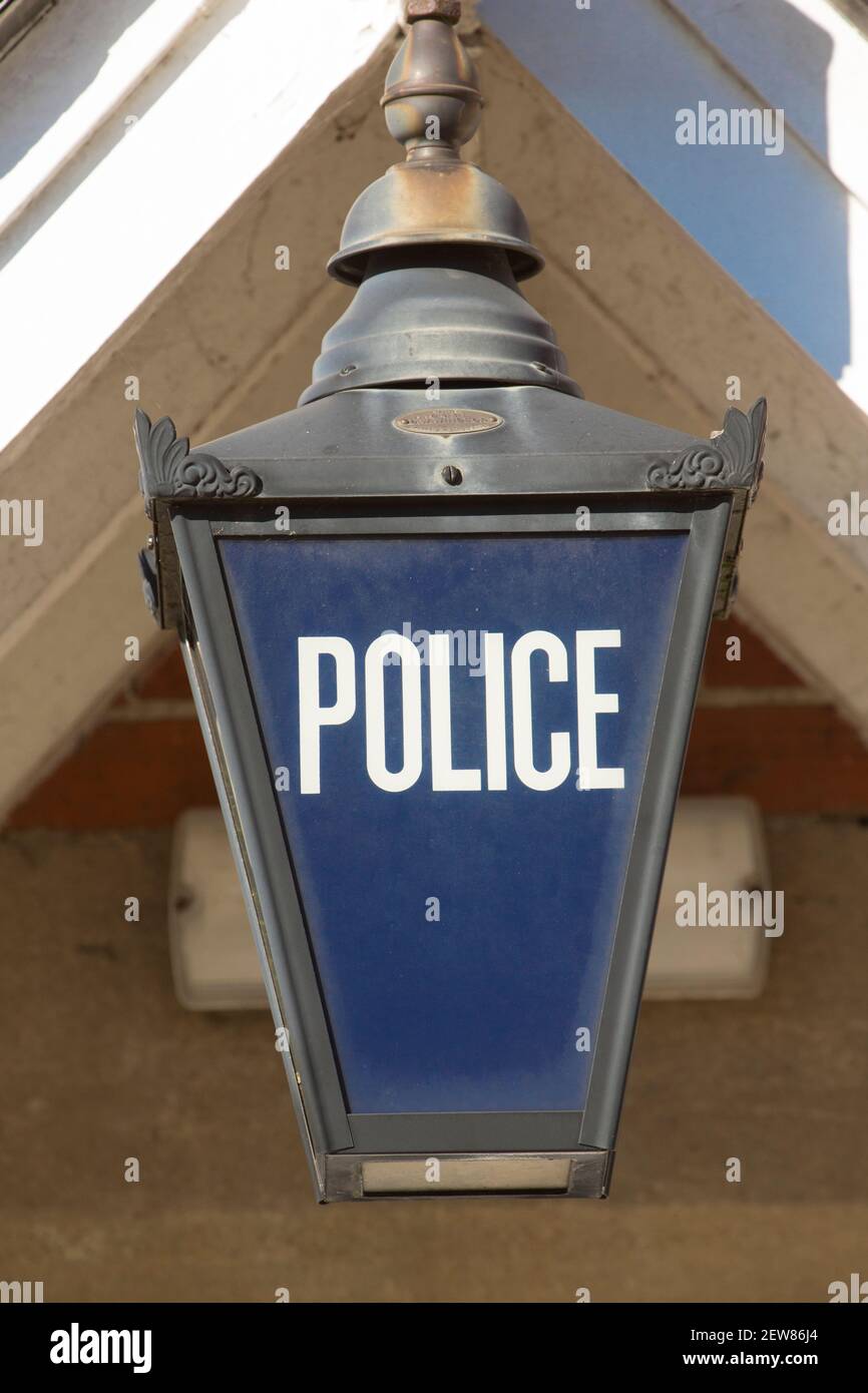 Una tradizionale lampada blu della polizia britannica fuori dalla stazione di polizia di Gillingham Nel Nord Dorset Inghilterra GB Foto Stock