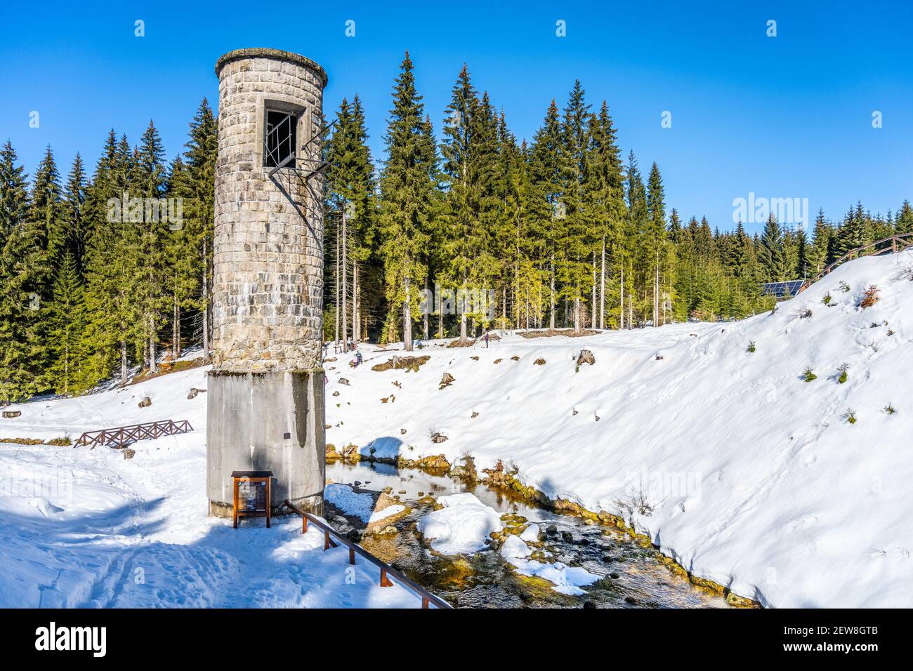 Diga rotta in montagna d'inverno Foto Stock