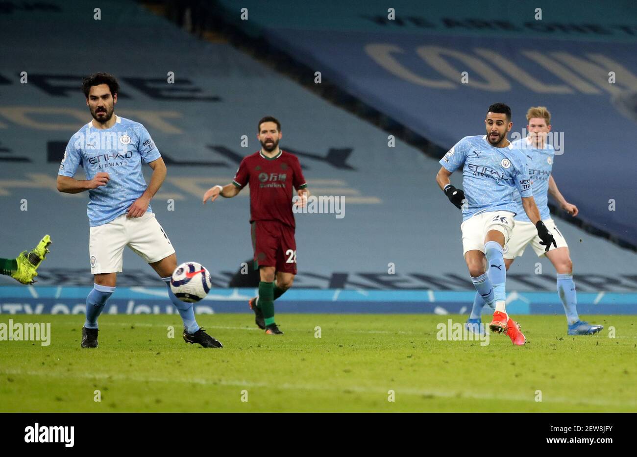 Il Riyad Mahrez di Manchester City segna il terzo gol della partita durante la partita della Premier League all'Etihad Stadium di Manchester. Data immagine: Martedì 2 marzo 2021. Foto Stock