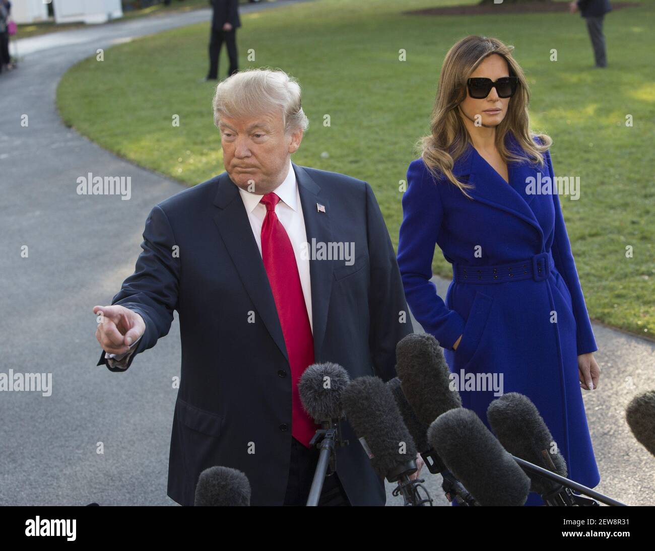 Il presidente degli Stati Uniti Donald J. Trump parla ai media mentre la  prima signora Melania Trump guarda avanti prima di lasciare la Casa Bianca  a Washington, DC, il 3 novembre 2017