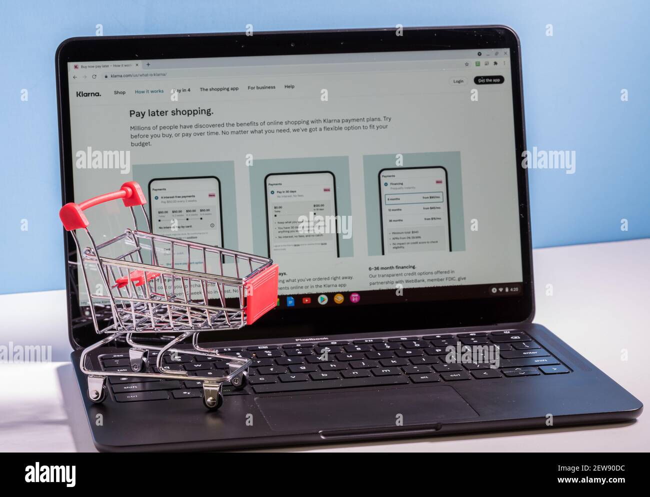 Morgantown, WV - 2 marzo 2021: Carrello sul portatile per illustrare l'acquisto utilizzando l'app di Klarna per Buy Now, paga credito successivo Foto Stock
