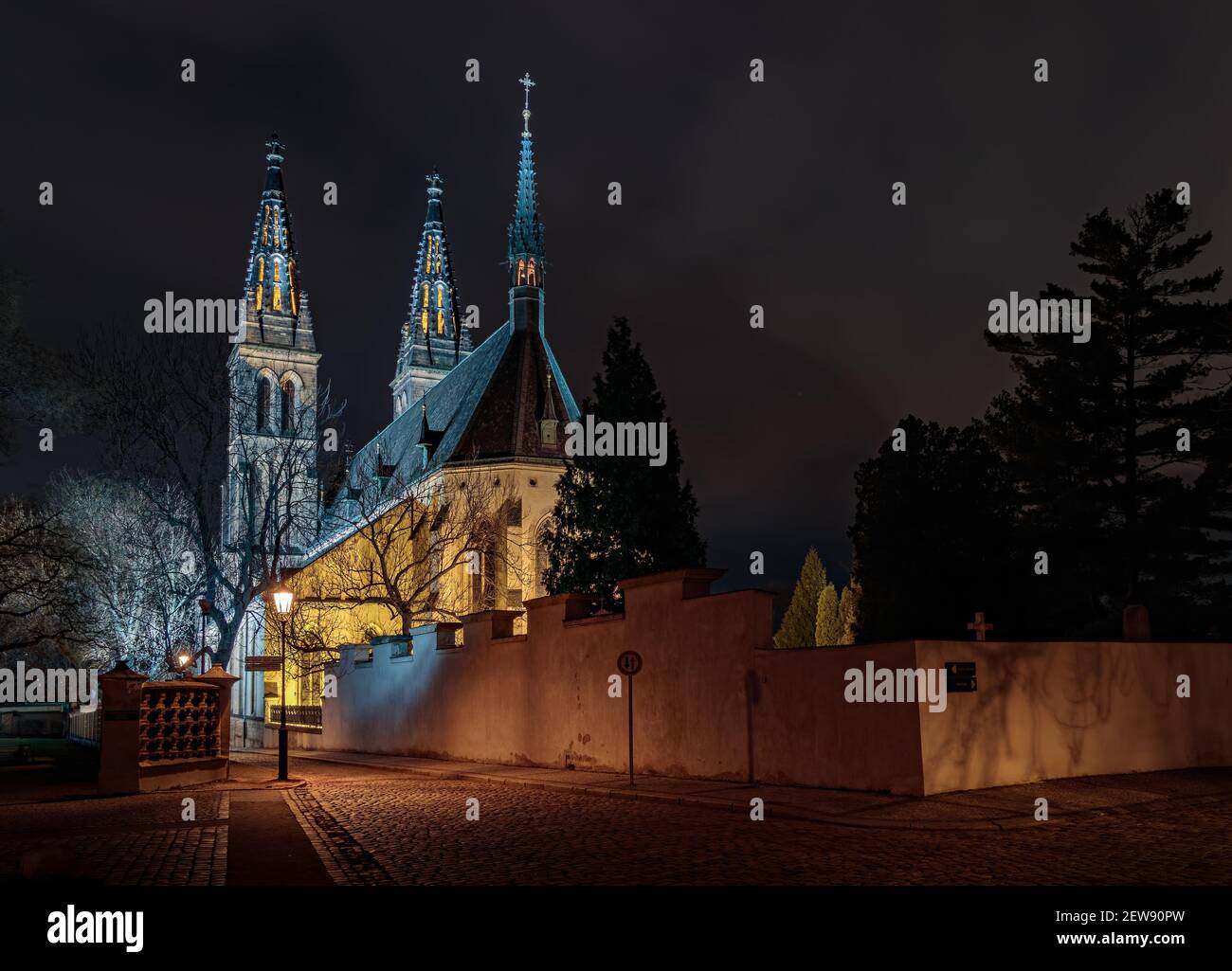 Basilica dei Santi Pietro e Paolo a Vysehrad, Praga, repubblica Ceca Foto Stock