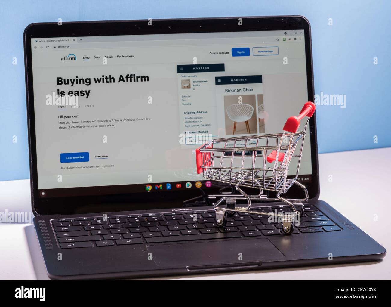 Morgantown, WV - 2 marzo 2021: Carrello sul portatile per illustrare l'acquisto utilizzando l'app Affirm per Buy Now, Pay Later credit Foto Stock