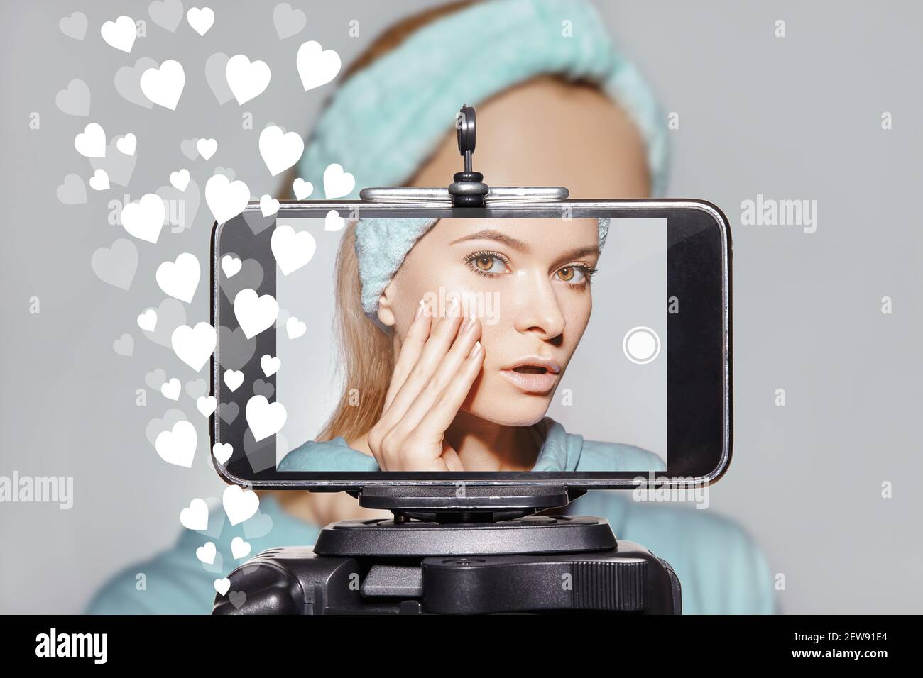 Donna Beauty Vlogger. Video clip per smartphone Condivisione su social media. Fashion Blogger Make-up artista Live. Tutorial di routine per la cura della pelle. Foto Stock