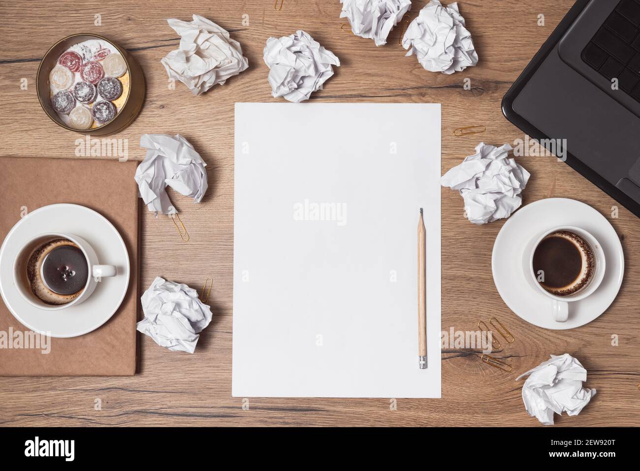 Crisi creativa. Concetto di stress, problemi psicologici e mancanza di idee. Disposizione piatta, vista dall'alto Foto Stock