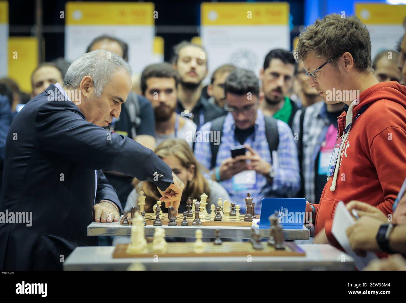 Il russo Garry Kasparov, considerato il miglior giocatore di scacchi del  mondo, ha accettato la sfida e ha giocato a scacchi questo pomeriggio con  dieci partecipanti contemporaneamente al Web Summit tenutosi il