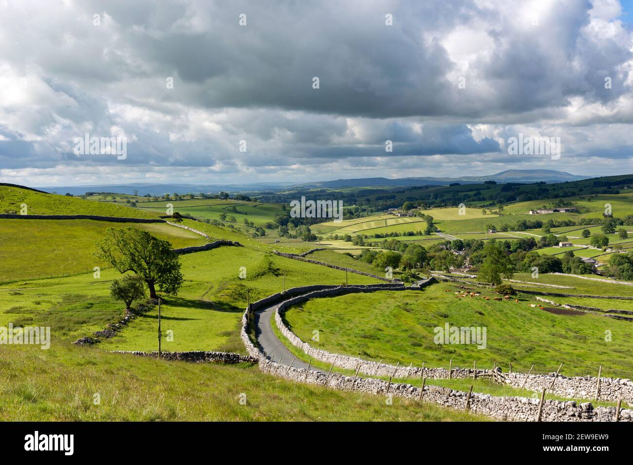 Strada di campagna con pareti di Drystone che conducono a Malham, Yorkshire Dales Foto Stock