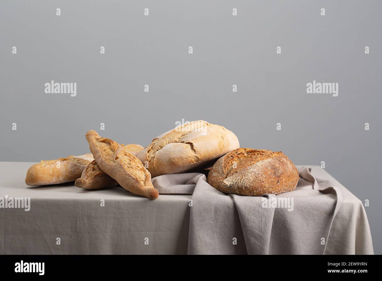Pane appena sfornato sul tavolo, sfondo grigio Foto Stock