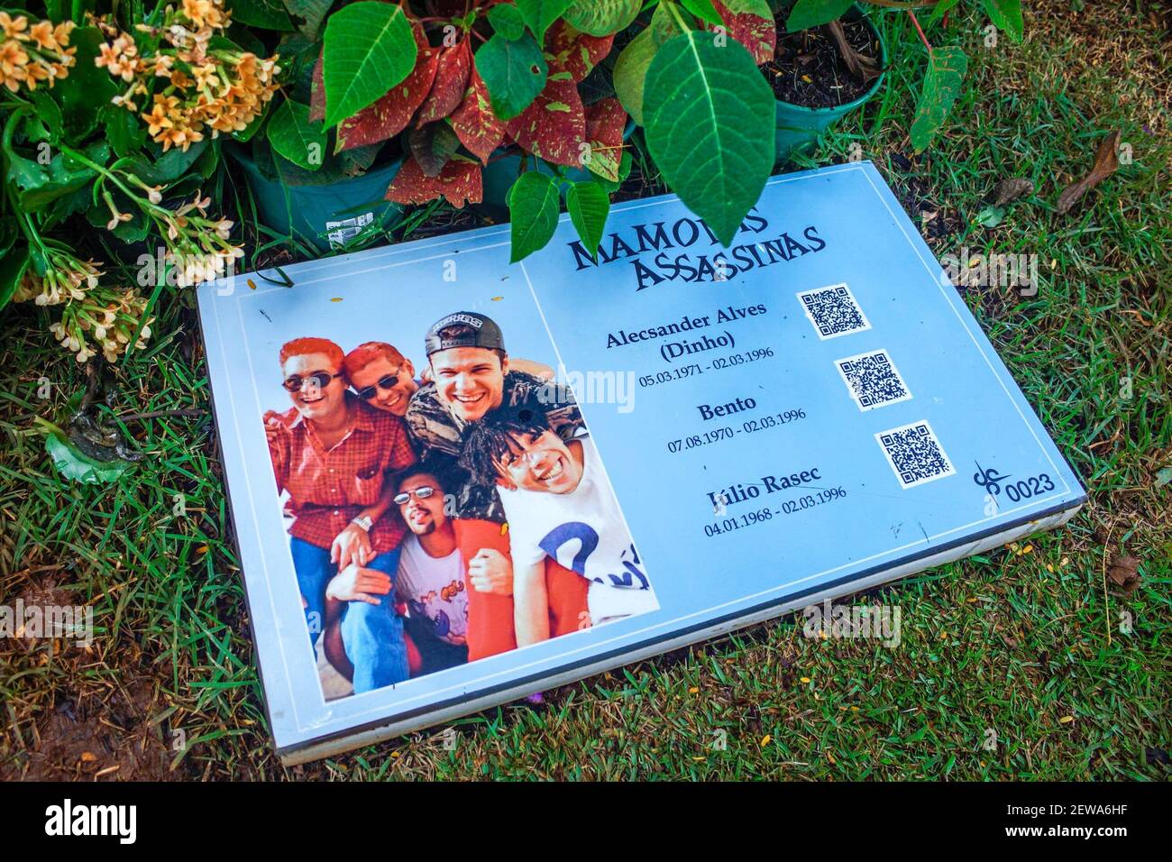2 marzo 2021, Guarulhos, San Paolo, Brasile: Guarulhos (SP), 02/03/2021 - 25 ANOS SEM MAMONAS ASSASSINAS/CEMITERIO PRIMAVERA 1 - em 02/03/1996, um tragico acidente de aviao matou todos os integrantes da bem-humorada banda de rock Mamonas Assassinas, a Av. Otavio Braga de Mesquita, recebeu milhares de fa no local em frente ao cemiterio Primavera 1. O sucesso do grupo foi meteorico e durou apenas sete meses. A banda deixou um unico album de estudio gravado, que vendeu mais de 3 milhoes de copias e era repleto de sucessos como Ã¢â‚¬Å Pelados em SantosÃ¢â‚¬Â e Ã¢â‚¬Å Robocop GayÃ¢â‚¬Â. O acidente Foto Stock