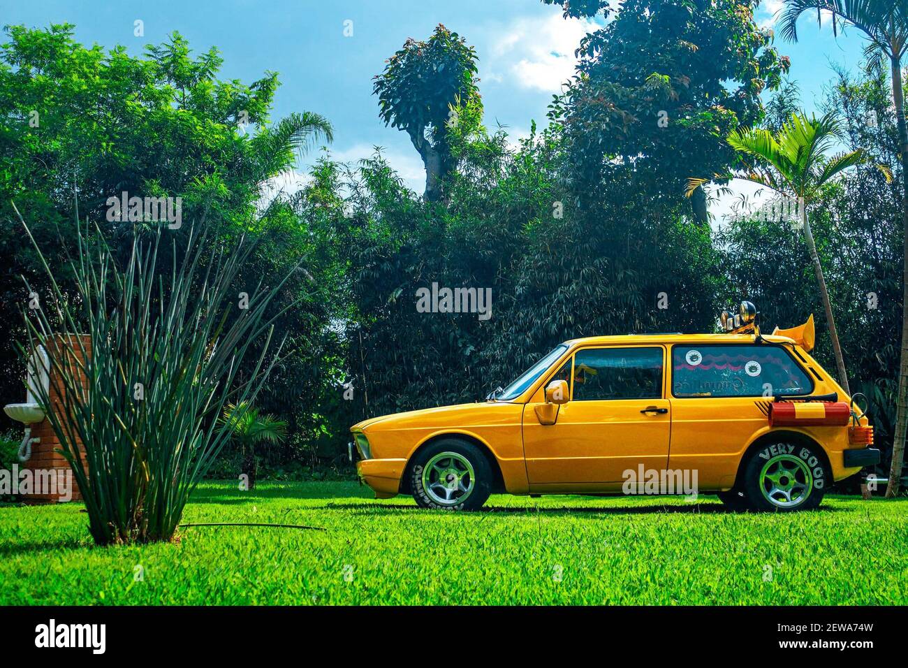 2 marzo 2021, Guarulhos, San Paolo, Brasile: Guarulhos (SP), 02/03/2021 - 25 ANOS SEM MAMONAS ASSASSINAS/CEMITERIO PRIMAVERA 1 - em 02/03/1996, um tragico acidente de aviao matou todos os integrantes da bem-humorada banda de rock Mamonas Assassinas, a Av. Otavio Braga de Mesquita, recebeu milhares de fa no local em frente ao cemiterio Primavera 1. O sucesso do grupo foi meteorico e durou apenas sete meses. A banda deixou um unico album de estudio gravado, que vendeu mais de 3 milhoes de copias e era repleto de sucessos como Ã¢â‚¬Å Pelados em SantosÃ¢â‚¬Â e Ã¢â‚¬Å Robocop GayÃ¢â‚¬Â. O acidente Foto Stock