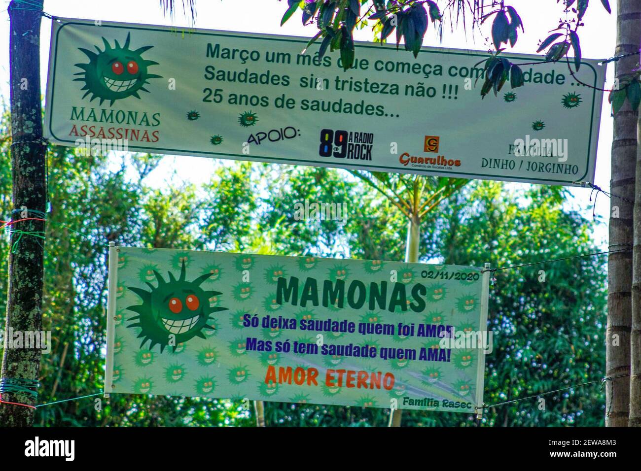 2 marzo 2021, Guarulhos, San Paolo, Brasile: Guarulhos (SP), 02/03/2021 - 25 ANOS SEM MAMONAS ASSASSINAS/CEMITERIO PRIMAVERA 1 - em 02/03/1996, um tragico acidente de aviao matou todos os integrantes da bem-humorada banda de rock Mamonas Assassinas, a Av. Otavio Braga de Mesquita, recebeu milhares de fa no local em frente ao cemiterio Primavera 1. O sucesso do grupo foi meteorico e durou apenas sete meses. A banda deixou um unico album de estudio gravado, que vendeu mais de 3 milhoes de copias e era repleto de sucessos como Ã¢â‚¬Å Pelados em SantosÃ¢â‚¬Â e Ã¢â‚¬Å Robocop GayÃ¢â‚¬Â. O acidente Foto Stock
