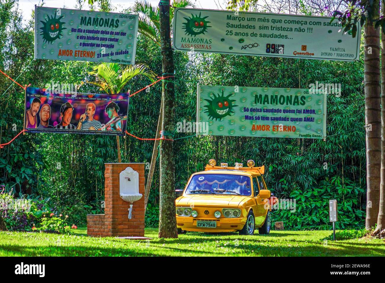 2 marzo 2021, Guarulhos, San Paolo, Brasile: Guarulhos (SP), 02/03/2021 - 25 ANOS SEM MAMONAS ASSASSINAS/CEMITERIO PRIMAVERA 1 - em 02/03/1996, um tragico acidente de aviao matou todos os integrantes da bem-humorada banda de rock Mamonas Assassinas, a Av. Otavio Braga de Mesquita, recebeu milhares de fa no local em frente ao cemiterio Primavera 1. O sucesso do grupo foi meteorico e durou apenas sete meses. A banda deixou um unico album de estudio gravado, que vendeu mais de 3 milhoes de copias e era repleto de sucessos como Ã¢â‚¬Å Pelados em SantosÃ¢â‚¬Â e Ã¢â‚¬Å Robocop GayÃ¢â‚¬Â. O acidente Foto Stock