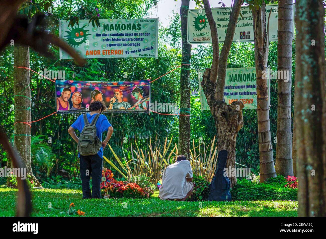 2 marzo 2021, Guarulhos, San Paolo, Brasile: Guarulhos (SP), 02/03/2021 - 25 ANOS SEM MAMONAS ASSASSINAS/CEMITERIO PRIMAVERA 1 - em 02/03/1996, um tragico acidente de aviao matou todos os integrantes da bem-humorada banda de rock Mamonas Assassinas, a Av. Otavio Braga de Mesquita, recebeu milhares de fa no local em frente ao cemiterio Primavera 1. O sucesso do grupo foi meteorico e durou apenas sete meses. A banda deixou um unico album de estudio gravado, que vendeu mais de 3 milhoes de copias e era repleto de sucessos como Ã¢â‚¬Å Pelados em SantosÃ¢â‚¬Â e Ã¢â‚¬Å Robocop GayÃ¢â‚¬Â. O acidente Foto Stock
