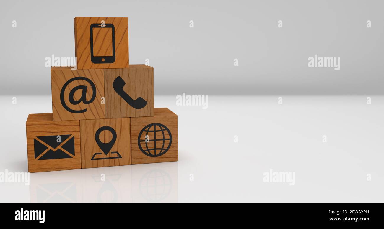 Dadi in legno con simboli a contatto e sfondo bianco Foto Stock