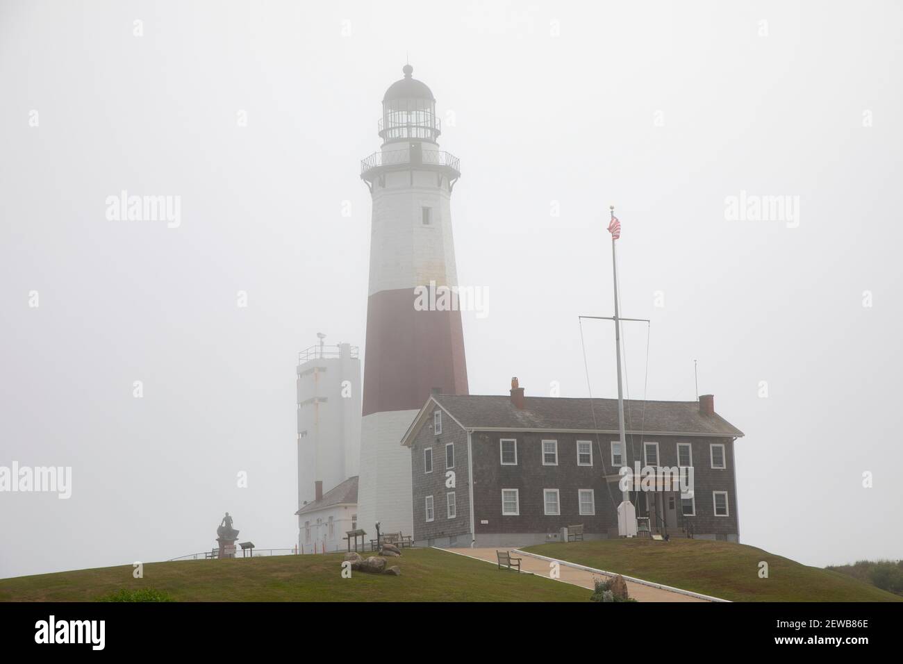 Una vista nuvolosa del faro di Montauk Point coperto Con nebbia a Montauk NY sulla biforcazione sud di Lunga isola USA Foto Stock