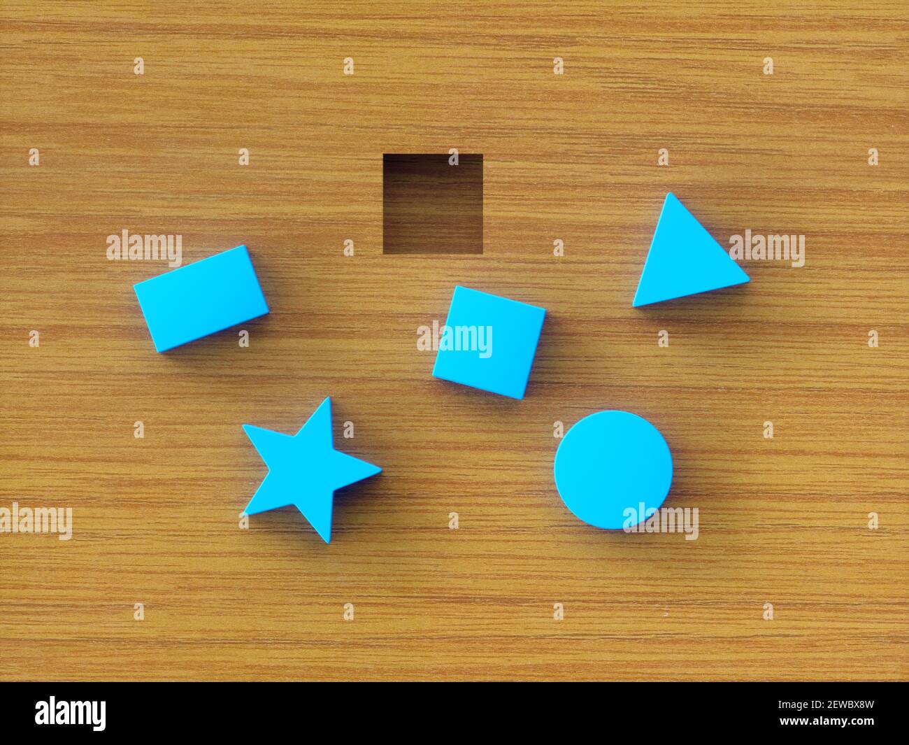 Blocchi da costruzione blu assortiti su tavolo di legno. Immagine concettuale del giocattolo educativo e test psicologico. Foto Stock