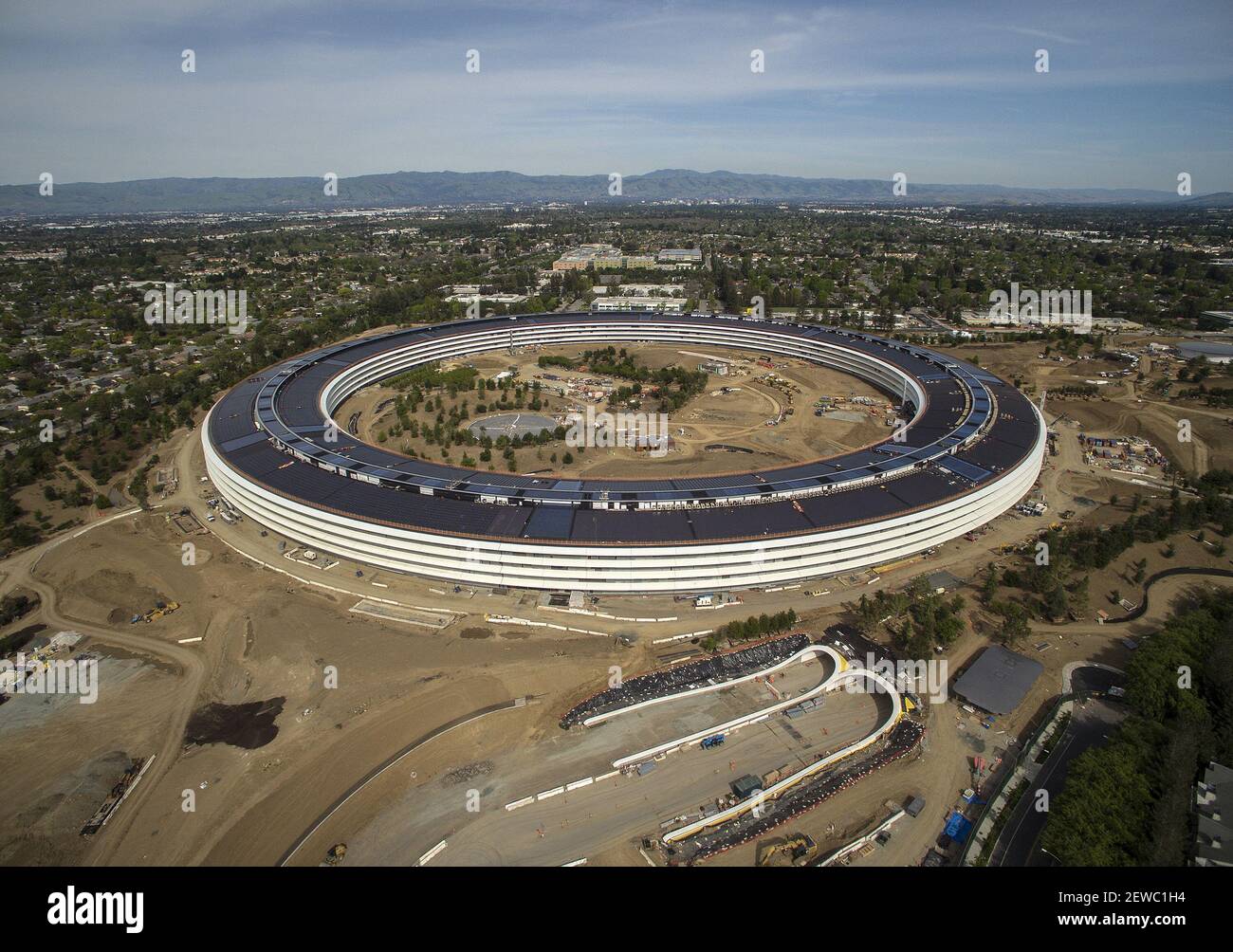Una vista aerea del Campus 2 di Apple viene catturata da un drone a Cupertino, California, il 15 aprile 2017. (Foto di Lipo Ching/Bay Area News Group/TNS/Sipa USA) Foto Stock
