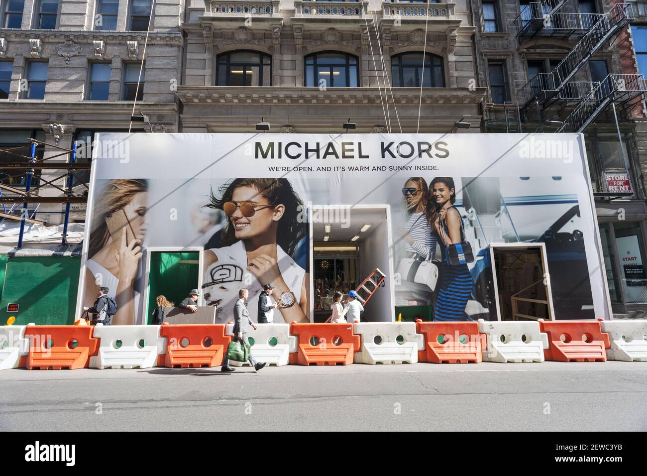 Una capanna di costruzione copre la parte anteriore del negozio Michael Kors  nel quartiere Soho di New York mercoledì 8 marzo 2017. Michael Kors  Holdings Ltd. Ha annunciato che sta cambiando il