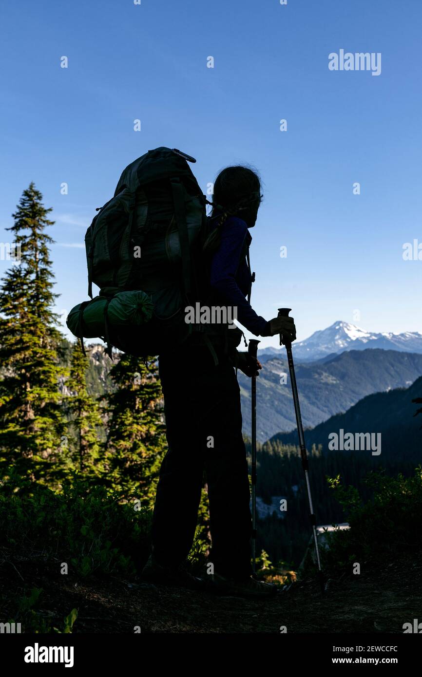 WA17665-00..... WASHINGTON - Woman backpacking vicino al Passo del Piper sulla Pacific Crest Trail a nord di Snoqualmie Pass. Natura selvaggia dei laghi alpini. Foto Stock