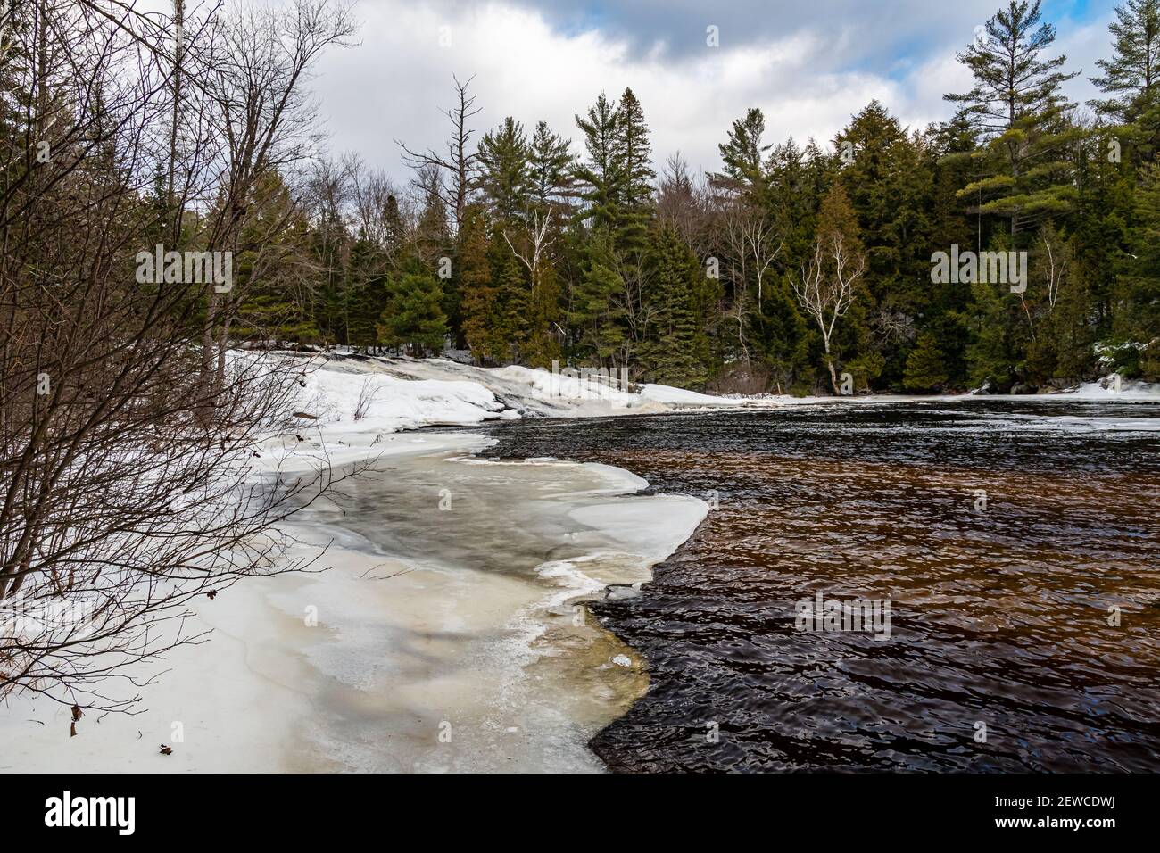 McCutcheon Falls e Little Falls Conservation Area Muskoka County Algonquin Highlands Ontario Canada in inverno Foto Stock